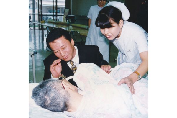1991年に菊池恵楓園を訪れ、遠山の金さんの上演を約束する杉良太郎さん