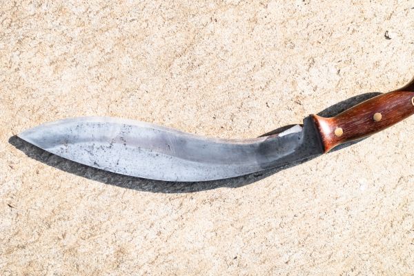 「ククリナイフ」と呼ばれる刃渡30センチある刃物を犯人が持っていた